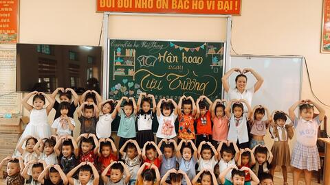 Học sinh lớp 1 trường Tiểu học Hòa Phong hân hoan tựu trường.