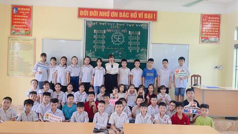 Học sinh lớp 2,3,4,5 trường Tiểu học Hòa Phong hân hoan ngày tựu trường.